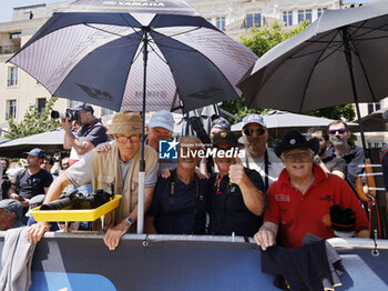 2024-06-07 - fans, supporters, public, spectators during the Scrutineering of the 2024 24 Hours of Le Mans, 4th round of the 2024 FIA World Endurance Championship, on the Place de la République, from June 7 to 8, 2024 in Le Mans, France - 24 HEURES DU MANS 2024 - SCRUTINEERING - ENDURANCE - MOTORS