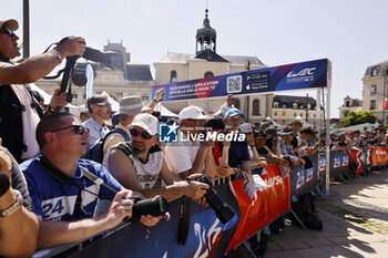 2024-06-07 - fans, supporters, public, spectators during the Scrutineering of the 2024 24 Hours of Le Mans, 4th round of the 2024 FIA World Endurance Championship, on the Place de la République, from June 7 to 8, 2024 in Le Mans, France - 24 HEURES DU MANS 2024 - SCRUTINEERING - ENDURANCE - MOTORS