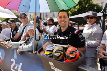 2024-06-07 - fans, supporters, public, spectators during the Scrutineering of the 2024 24 Hours of Le Mans, 4th round of the 2024 FIA World Endurance Championship, on the Place de la République, from June 7 to 8, 2024 in Le Mans, France - 24 HEURES DU MANS 2024 - SCRUTINEERING - ENDURANCE - MOTORS