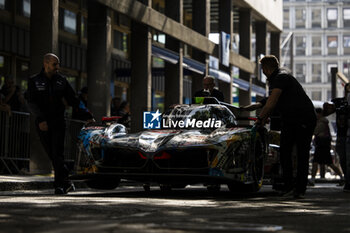 2024-06-06 - 20 VAN DER LINDE Sheldon (zaf), FRIJNS Robin (nld), RAST René (ger), BMW M Team WRT, BMW Hybrid V8 #20, Hypercar, FIA WEC, ambiance during the Scrutineering of the 2024 24 Hours of Le Mans, 4th round of the 2024 FIA World Endurance Championship, on the Place de la République, from June 7 to 8, 2024 in Le Mans, France - 24 HEURES DU MANS 2024 - SCRUTINEERING - ENDURANCE - MOTORS