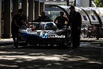 2024-06-06 - 15 VANTHOOR Dries (bel), MARCIELLO Raffaele (swi), WITTMANN Marco (ger), BMW M Team WRT, BMW Hybrid V8 #15, Hypercar, FIA WEC, ambiance during the Scrutineering of the 2024 24 Hours of Le Mans, 4th round of the 2024 FIA World Endurance Championship, on the Place de la République, from June 7 to 8, 2024 in Le Mans, France - 24 HEURES DU MANS 2024 - SCRUTINEERING - ENDURANCE - MOTORS