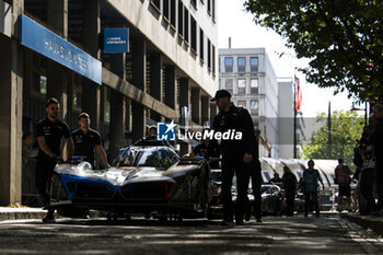 2024-06-06 - 15 VANTHOOR Dries (bel), MARCIELLO Raffaele (swi), WITTMANN Marco (ger), BMW M Team WRT, BMW Hybrid V8 #15, Hypercar, FIA WEC, ambiance during the Scrutineering of the 2024 24 Hours of Le Mans, 4th round of the 2024 FIA World Endurance Championship, on the Place de la République, from June 7 to 8, 2024 in Le Mans, France - 24 HEURES DU MANS 2024 - SCRUTINEERING - ENDURANCE - MOTORS