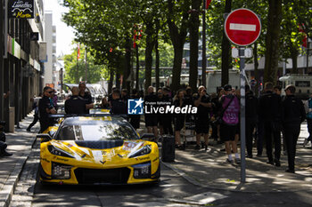 2024-06-06 - 81 EASTWOOD Charlie (irl), ANDRADE Rui (ang), VAN ROMPUY Tom (bel), TF Sport, Corvette Z06 GT3.R #81, LM GT3, FIA WEC, ambiance during the Scrutineering of the 2024 24 Hours of Le Mans, 4th round of the 2024 FIA World Endurance Championship, on the Place de la République, from June 7 to 8, 2024 in Le Mans, France - 24 HEURES DU MANS 2024 - SCRUTINEERING - ENDURANCE - MOTORS