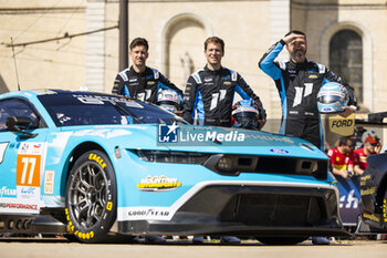 2024-06-06 - 77 BARKER Ben (gbr), HARDWICK Ryan (usa), ROBICHON Zacharie (can), Proton Competition, Ford Mustang GT3 #77, LM GT3, FIA WEC, ambiance during the Scrutineering of the 2024 24 Hours of Le Mans, 4th round of the 2024 FIA World Endurance Championship, on the Place de la République, from June 7 to 8, 2024 in Le Mans, France - 24 HEURES DU MANS 2024 - SCRUTINEERING - ENDURANCE - MOTORS