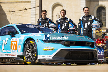 2024-06-06 - 77 BARKER Ben (gbr), HARDWICK Ryan (usa), ROBICHON Zacharie (can), Proton Competition, Ford Mustang GT3 #77, LM GT3, FIA WEC, ambiance during the Scrutineering of the 2024 24 Hours of Le Mans, 4th round of the 2024 FIA World Endurance Championship, on the Place de la République, from June 7 to 8, 2024 in Le Mans, France - 24 HEURES DU MANS 2024 - SCRUTINEERING - ENDURANCE - MOTORS