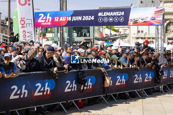 2024-06-06 - Fans during the Scrutineering of the 2024 24 Hours of Le Mans, 4th round of the 2024 FIA World Endurance Championship, on the Place de la République, from June 7 to 8, 2024 in Le Mans, France - 24 HEURES DU MANS 2024 - SCRUTINEERING - ENDURANCE - MOTORS