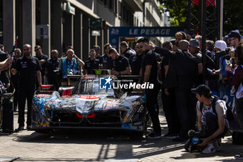 2024-06-06 - 20 VAN DER LINDE Sheldon (zaf), FRIJNS Robin (nld), RAST René (ger), BMW M Team WRT, BMW Hybrid V8 #20, Hypercar, FIA WEC, ambiance during the Scrutineering of the 2024 24 Hours of Le Mans, 4th round of the 2024 FIA World Endurance Championship, on the Place de la République, from June 7 to 8, 2024 in Le Mans, France - 24 HEURES DU MANS 2024 - SCRUTINEERING - ENDURANCE - MOTORS