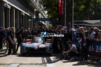 2024-06-06 - 20 VAN DER LINDE Sheldon (zaf), FRIJNS Robin (nld), RAST René (ger), BMW M Team WRT, BMW Hybrid V8 #20, Hypercar, FIA WEC, ambiance during the Scrutineering of the 2024 24 Hours of Le Mans, 4th round of the 2024 FIA World Endurance Championship, on the Place de la République, from June 7 to 8, 2024 in Le Mans, France - 24 HEURES DU MANS 2024 - SCRUTINEERING - ENDURANCE - MOTORS