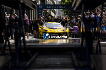 2024-06-06 - 81 EASTWOOD Charlie (irl), ANDRADE Rui (ang), VAN ROMPUY Tom (bel), TF Sport, Corvette Z06 GT3.R #81, LM GT3, FIA WEC, ambiance during the Scrutineering of the 2024 24 Hours of Le Mans, 4th round of the 2024 FIA World Endurance Championship, on the Place de la République, from June 7 to 8, 2024 in Le Mans, France - 24 HEURES DU MANS 2024 - SCRUTINEERING - ENDURANCE - MOTORS