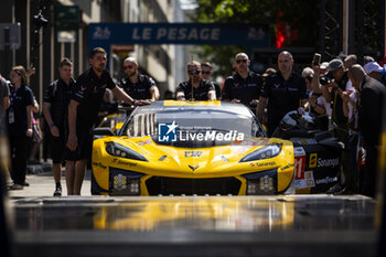 2024-06-06 - 81 EASTWOOD Charlie (irl), ANDRADE Rui (ang), VAN ROMPUY Tom (bel), TF Sport, Corvette Z06 GT3.R #81, LM GT3, FIA WEC, ambiance during the Scrutineering of the 2024 24 Hours of Le Mans, 4th round of the 2024 FIA World Endurance Championship, on the Place de la République, from June 7 to 8, 2024 in Le Mans, France - 24 HEURES DU MANS 2024 - SCRUTINEERING - ENDURANCE - MOTORS