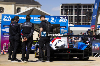 2024-06-06 - 15 VANTHOOR Dries (bel), MARCIELLO Raffaele (swi), WITTMANN Marco (ger), BMW M Team WRT, BMW Hybrid V8 #15, Hypercar, FIA WEC, ambiance during the Scrutineering of the 2024 24 Hours of Le Mans, 4th round of the 2024 FIA World Endurance Championship, on the Place de la République, from June 7 to 8, 2024 in Le Mans, France - 24 HEURES DU MANS 2024 - SCRUTINEERING - ENDURANCE - MOTORS