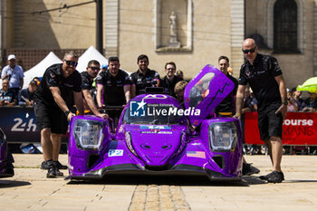 2024-06-06 - 14 HYETT PJ (usa), DELETRAZ Louis (swi), QUINN Alex (gbr), AO by TF, Oreca 07 - Gibson #14, LMP2 PRO/AM, ambiance during the Scrutineering of the 2024 24 Hours of Le Mans, 4th round of the 2024 FIA World Endurance Championship, on the Place de la République, from June 7 to 8, 2024 in Le Mans, France - 24 HEURES DU MANS 2024 - SCRUTINEERING - ENDURANCE - MOTORS