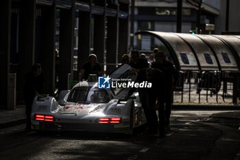 2024-06-08 - 99 TINCKNELL Harry (gbr), JANI Neel (swi), ANDLAUER Julien (fra), Proton Competition, Porsche 963 #99, Hypercar, FIA WEC, ambiance during the Scrutineering of the 2024 24 Hours of Le Mans, 4th round of the 2024 FIA World Endurance Championship, on the Place de la République, from June 7 to 8, 2024 in Le Mans, France - 24 HEURES DU MANS 2024 - SCRUTINEERING - ENDURANCE - MOTORS