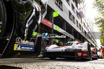 2024-06-08 - 05 CAMPBELL Matt (aus), CHRISTENSEN Michael (dnk), MAKOWIECKI Frédéric (fra), Porsche Penske Motorsport, Porsche 963 #05, Hypercar, FIA WEC, ambiance during the Scrutineering of the 2024 24 Hours of Le Mans, 4th round of the 2024 FIA World Endurance Championship, on the Place de la République, from June 7 to 8, 2024 in Le Mans, France - 24 HEURES DU MANS 2024 - SCRUTINEERING - ENDURANCE - MOTORS