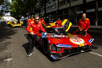 2024-06-08 - 51 PIER GUIDI Alessandro (ita), CALADO James (gbr), GIOVINAZZI Antonio (ita), Ferrari AF Corse, Ferrari 499P #51, Hypercar, FIA WEC, ambiance during the Scrutineering of the 2024 24 Hours of Le Mans, 4th round of the 2024 FIA World Endurance Championship, on the Place de la République, from June 7 to 8, 2024 in Le Mans, France - 24 HEURES DU MANS 2024 - SCRUTINEERING - ENDURANCE - MOTORS