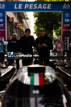 2024-06-08 - 09 RIED Jonas (ger), CAPIETTO Maceo (fra), VISCAAL Bent (nld), Proton Competition, Oreca 07 - Gibson #09, LMP2, mecaniciens, mechanics during the Scrutineering of the 2024 24 Hours of Le Mans, 4th round of the 2024 FIA World Endurance Championship, on the Place de la République, from June 7 to 8, 2024 in Le Mans, France - 24 HEURES DU MANS 2024 - SCRUTINEERING - ENDURANCE - MOTORS