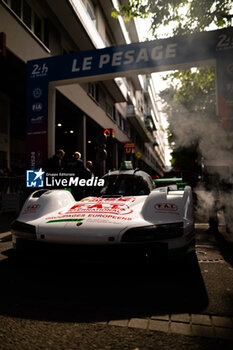 2024-06-08 - 99 TINCKNELL Harry (gbr), JANI Neel (swi), ANDLAUER Julien (fra), Proton Competition, Porsche 963 #99, Hypercar, FIA WEC, action during the Scrutineering of the 2024 24 Hours of Le Mans, 4th round of the 2024 FIA World Endurance Championship, on the Place de la République, from June 7 to 8, 2024 in Le Mans, France - 24 HEURES DU MANS 2024 - SCRUTINEERING - ENDURANCE - MOTORS