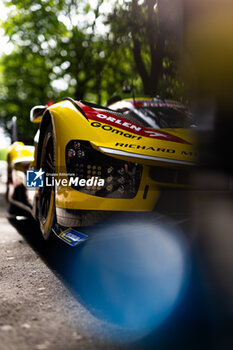 2024-06-08 - 83 KUBICA Robert (pol), SHWARTZMAN Robert (isr), YE Yifei (chn), AF Corse, Ferrari 499P #83, Hypercar, FIA WEC, detail during the Scrutineering of the 2024 24 Hours of Le Mans, 4th round of the 2024 FIA World Endurance Championship, on the Place de la République, from June 7 to 8, 2024 in Le Mans, France - 24 HEURES DU MANS 2024 - SCRUTINEERING - ENDURANCE - MOTORS