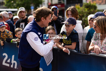 2024-06-08 - Fans portrait during the Scrutineering of the 2024 24 Hours of Le Mans, 4th round of the 2024 FIA World Endurance Championship, on the Place de la République, from June 7 to 8, 2024 in Le Mans, France - 24 HEURES DU MANS 2024 - SCRUTINEERING - ENDURANCE - MOTORS