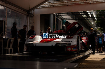 2024-06-08 - 04 JAMINET Mathieu (fra), NASR Felipe (bra), TANDY Nick (gbr), Porsche Penske Motorsport, Porsche 963 #04, Hypercar, during the Scrutineering of the 2024 24 Hours of Le Mans, 4th round of the 2024 FIA World Endurance Championship, on the Place de la République, from June 7 to 8, 2024 in Le Mans, France - 24 HEURES DU MANS 2024 - SCRUTINEERING - ENDURANCE - MOTORS