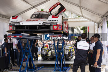 2024-06-08 - 06 ESTRE Kevin (fra), LOTTERER André (ger), VANTHOOR Laurens (bel), Porsche Penske Motorsport, Porsche 963 #06, Hypercar, FIA WEC, ambiance during the Scrutineering of the 2024 24 Hours of Le Mans, 4th round of the 2024 FIA World Endurance Championship, on the Place de la République, from June 7 to 8, 2024 in Le Mans, France - 24 HEURES DU MANS 2024 - SCRUTINEERING - ENDURANCE - MOTORS