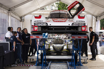 2024-06-08 - 06 ESTRE Kevin (fra), LOTTERER André (ger), VANTHOOR Laurens (bel), Porsche Penske Motorsport, Porsche 963 #06, Hypercar, FIA WEC, ambiance during the Scrutineering of the 2024 24 Hours of Le Mans, 4th round of the 2024 FIA World Endurance Championship, on the Place de la République, from June 7 to 8, 2024 in Le Mans, France - 24 HEURES DU MANS 2024 - SCRUTINEERING - ENDURANCE - MOTORS