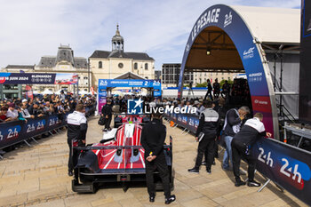 2024-06-08 - 06 ESTRE Kevin (fra), LOTTERER André (ger), VANTHOOR Laurens (bel), Porsche Penske Motorsport, Porsche 963 #06, Hypercar, FIA WEC, ambiance during the Scrutineering of the 2024 24 Hours of Le Mans, 4th round of the 2024 FIA World Endurance Championship, on the Place de la République, from June 7 to 8, 2024 in Le Mans, France - 24 HEURES DU MANS 2024 - SCRUTINEERING - ENDURANCE - MOTORS