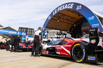 2024-06-08 - 06 ESTRE Kevin (fra), LOTTERER André (ger), VANTHOOR Laurens (bel), Porsche Penske Motorsport, Porsche 963 #06, Hypercar, FIA WEC, ambiance during the Scrutineering of the 2024 24 Hours of Le Mans, 4th round of the 2024 FIA World Endurance Championship, on the Place de la République, from June 7 to 8, 2024 in Le Mans, France - 24 HEURES DU MANS 2024 - SCRUTINEERING - ENDURANCE - MOTORS