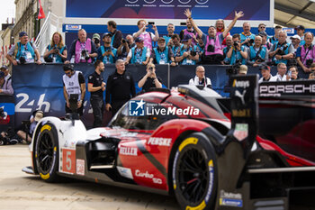 2024-06-08 - Photographers during the Scrutineering of the 2024 24 Hours of Le Mans, 4th round of the 2024 FIA World Endurance Championship, on the Place de la République, from June 7 to 8, 2024 in Le Mans, France - 24 HEURES DU MANS 2024 - SCRUTINEERING - ENDURANCE - MOTORS