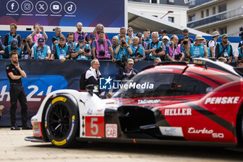 2024-06-08 - Photographer during the Scrutineering of the 2024 24 Hours of Le Mans, 4th round of the 2024 FIA World Endurance Championship, on the Place de la République, from June 7 to 8, 2024 in Le Mans, France - 24 HEURES DU MANS 2024 - SCRUTINEERING - ENDURANCE - MOTORS