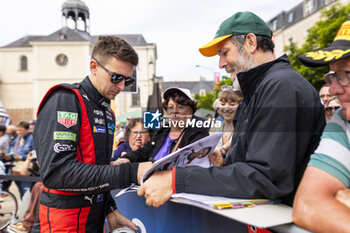 2024-06-08 - CAMPBELL Matt (aus), Porsche Penske Motorsport, Porsche 963 #05, Hypercar, FIA WEC, portrait during the Scrutineering of the 2024 24 Hours of Le Mans, 4th round of the 2024 FIA World Endurance Championship, on the Place de la République, from June 7 to 8, 2024 in Le Mans, France - 24 HEURES DU MANS 2024 - SCRUTINEERING - ENDURANCE - MOTORS