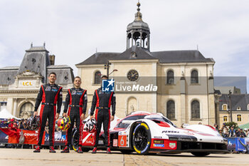 2024-06-08 - 06 ESTRE Kevin (fra), LOTTERER André (ger), VANTHOOR Laurens (bel), Porsche Penske Motorsport, Porsche 963 #06, Hypercar, FIA WEC, portrait during the Scrutineering of the 2024 24 Hours of Le Mans, 4th round of the 2024 FIA World Endurance Championship, on the Place de la République, from June 7 to 8, 2024 in Le Mans, France - 24 HEURES DU MANS 2024 - SCRUTINEERING - ENDURANCE - MOTORS