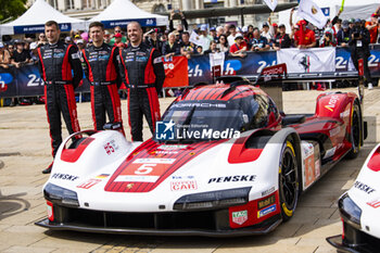 2024-06-08 - 05 CAMPBELL Matt (aus), CHRISTENSEN Michael (dnk), MAKOWIECKI Frédéric (fra), Porsche Penske Motorsport, Porsche 963 #05, Hypercar, FIA WEC, portrait during the Scrutineering of the 2024 24 Hours of Le Mans, 4th round of the 2024 FIA World Endurance Championship, on the Place de la République, from June 7 to 8, 2024 in Le Mans, France - 24 HEURES DU MANS 2024 - SCRUTINEERING - ENDURANCE - MOTORS