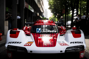 2024-06-08 - 04 JAMINET Mathieu (fra), NASR Felipe (bra), TANDY Nick (gbr), Porsche Penske Motorsport, Porsche 963 #04, Hypercar, atmosphere during the Scrutineering of the 2024 24 Hours of Le Mans, 4th round of the 2024 FIA World Endurance Championship, on the Place de la République, from June 7 to 8, 2024 in Le Mans, France - 24 HEURES DU MANS 2024 - SCRUTINEERING - ENDURANCE - MOTORS