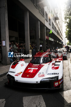 2024-06-08 - 04 JAMINET Mathieu (fra), NASR Felipe (bra), TANDY Nick (gbr), Porsche Penske Motorsport, Porsche 963 #04, Hypercar, atmosphere during the Scrutineering of the 2024 24 Hours of Le Mans, 4th round of the 2024 FIA World Endurance Championship, on the Place de la République, from June 7 to 8, 2024 in Le Mans, France - 24 HEURES DU MANS 2024 - SCRUTINEERING - ENDURANCE - MOTORS