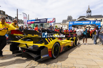 2024-06-08 - 83 KUBICA Robert (pol), SHWARTZMAN Robert (isr), YE Yifei (chn), AF Corse, Ferrari 499P #83, Hypercar, FIA WEC, ambiance during the Scrutineering of the 2024 24 Hours of Le Mans, 4th round of the 2024 FIA World Endurance Championship, on the Place de la République, from June 7 to 8, 2024 in Le Mans, France - 24 HEURES DU MANS 2024 - SCRUTINEERING - ENDURANCE - MOTORS