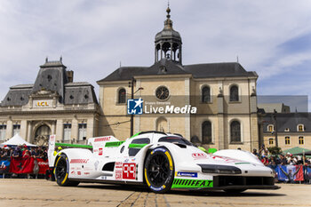 2024-06-08 - 99 TINCKNELL Harry (gbr), JANI Neel (swi), ANDLAUER Julien (fra), Proton Competition, Porsche 963 #99, Hypercar, FIA WEC, ambiance during the Scrutineering of the 2024 24 Hours of Le Mans, 4th round of the 2024 FIA World Endurance Championship, on the Place de la République, from June 7 to 8, 2024 in Le Mans, France - 24 HEURES DU MANS 2024 - SCRUTINEERING - ENDURANCE - MOTORS