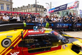 2024-06-08 - Fans during the Scrutineering of the 2024 24 Hours of Le Mans, 4th round of the 2024 FIA World Endurance Championship, on the Place de la République, from June 7 to 8, 2024 in Le Mans, France - 24 HEURES DU MANS 2024 - SCRUTINEERING - ENDURANCE - MOTORS