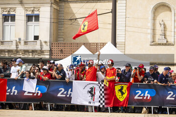 2024-06-08 - Fans during the Scrutineering of the 2024 24 Hours of Le Mans, 4th round of the 2024 FIA World Endurance Championship, on the Place de la République, from June 7 to 8, 2024 in Le Mans, France - 24 HEURES DU MANS 2024 - SCRUTINEERING - ENDURANCE - MOTORS