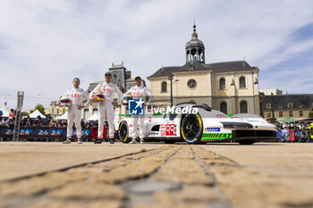 2024-06-08 - 99 TINCKNELL Harry (gbr), JANI Neel (swi), ANDLAUER Julien (fra), Proton Competition, Porsche 963 #99, Hypercar, FIA WEC, ambiance during the Scrutineering of the 2024 24 Hours of Le Mans, 4th round of the 2024 FIA World Endurance Championship, on the Place de la République, from June 7 to 8, 2024 in Le Mans, France - 24 HEURES DU MANS 2024 - SCRUTINEERING - ENDURANCE - MOTORS