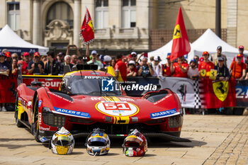 2024-06-08 - 51 PIER GUIDI Alessandro (ita), CALADO James (gbr), GIOVINAZZI Antonio (ita), Ferrari AF Corse, Ferrari 499P #51, Hypercar, FIA WEC, ambiance during the Scrutineering of the 2024 24 Hours of Le Mans, 4th round of the 2024 FIA World Endurance Championship, on the Place de la République, from June 7 to 8, 2024 in Le Mans, France - 24 HEURES DU MANS 2024 - SCRUTINEERING - ENDURANCE - MOTORS