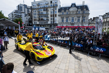 2024-06-08 - 83 KUBICA Robert (pol), SHWARTZMAN Robert (isr), YE Yifei (chn), AF Corse, Ferrari 499P #83, Hypercar, FIA WEC, atmosphere during the Scrutineering of the 2024 24 Hours of Le Mans, 4th round of the 2024 FIA World Endurance Championship, on the Place de la République, from June 7 to 8, 2024 in Le Mans, France - 24 HEURES DU MANS 2024 - SCRUTINEERING - ENDURANCE - MOTORS