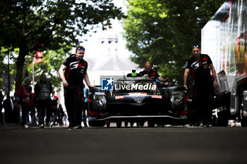 2024-06-08 - 08 BUEMI Sébastien (swi), HARTLEY Brendon (nzl), HIRAKAWA Ryo (jpn), Toyota Gazoo Racing, Toyota GR010 - Hybrid #08, Hypercar, FIA WEC, action during the Scrutineering of the 2024 24 Hours of Le Mans, 4th round of the 2024 FIA World Endurance Championship, on the Place de la République, from June 7 to 8, 2024 in Le Mans, France - 24 HEURES DU MANS 2024 - SCRUTINEERING - ENDURANCE - MOTORS