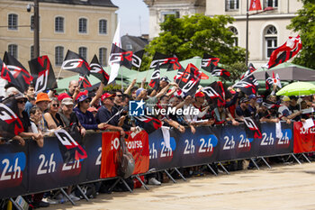 2024-06-08 - Fans during the Scrutineering of the 2024 24 Hours of Le Mans, 4th round of the 2024 FIA World Endurance Championship, on the Place de la République, from June 7 to 8, 2024 in Le Mans, France - 24 HEURES DU MANS 2024 - SCRUTINEERING - ENDURANCE - MOTORS