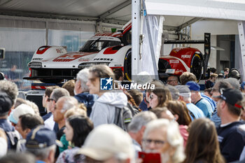 2024-06-08 - 06 ESTRE Kevin (fra), LOTTERER André (ger), VANTHOOR Laurens (bel), Porsche Penske Motorsport, Porsche 963 #06, Hypercar, FIA WEC, ambiance during the Scrutineering of the 2024 24 Hours of Le Mans, 4th round of the 2024 FIA World Endurance Championship, on the Place de la République, from June 7 to 8, 2024 in Le Mans, France - 24 HEURES DU MANS 2024 - SCRUTINEERING - ENDURANCE - MOTORS