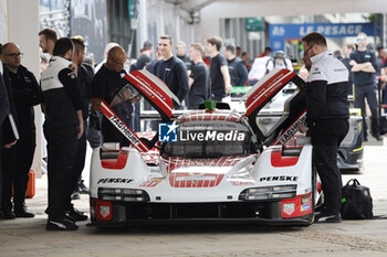 2024-06-08 - 06 ESTRE Kevin (fra), LOTTERER André (ger), VANTHOOR Laurens (bel), Porsche Penske Motorsport, Porsche 963 #06, Hypercar, FIA WEC, action during the Scrutineering of the 2024 24 Hours of Le Mans, 4th round of the 2024 FIA World Endurance Championship, on the Place de la République, from June 7 to 8, 2024 in Le Mans, France - 24 HEURES DU MANS 2024 - SCRUTINEERING - ENDURANCE - MOTORS