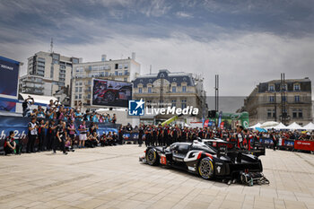 2024-06-08 - 08 BUEMI Sébastien (swi), HARTLEY Brendon (nzl), HIRAKAWA Ryo (jpn), Toyota Gazoo Racing, Toyota GR010 - Hybrid #08, Hypercar, FIA WEC, ambiance during the Scrutineering of the 2024 24 Hours of Le Mans, 4th round of the 2024 FIA World Endurance Championship, on the Place de la République, from June 7 to 8, 2024 in Le Mans, France - 24 HEURES DU MANS 2024 - SCRUTINEERING - ENDURANCE - MOTORS