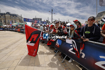 2024-06-08 - fans, supporters, public, spectators during the Scrutineering of the 2024 24 Hours of Le Mans, 4th round of the 2024 FIA World Endurance Championship, on the Place de la République, from June 7 to 8, 2024 in Le Mans, France - 24 HEURES DU MANS 2024 - SCRUTINEERING - ENDURANCE - MOTORS