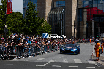 2024-06-08 - 27 JAMES Ian (usa), MANCINELLI Daniel (ita), RIBERAS Alex (spa), Heart of Racing Team, Aston Martin Vantage GT3 #27, LM GT3, FIA WEC, action during the City Centre Procession of the 2024 24 Hours of Le Mans, 4th round of the 2024 FIA World Endurance Championship, on June 8, 2024 in Le Mans, France - 24 HEURES DU MANS 2024 - CITY CENTRE PROCESSION - ENDURANCE - MOTORS