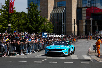 2024-06-08 - 77 BARKER Ben (gbr), HARDWICK Ryan (usa), ROBICHON Zacharie (can), Proton Competition, Ford Mustang GT3 #77, LM GT3, FIA WEC, action during the City Centre Procession of the 2024 24 Hours of Le Mans, 4th round of the 2024 FIA World Endurance Championship, on June 8, 2024 in Le Mans, France - 24 HEURES DU MANS 2024 - CITY CENTRE PROCESSION - ENDURANCE - MOTORS